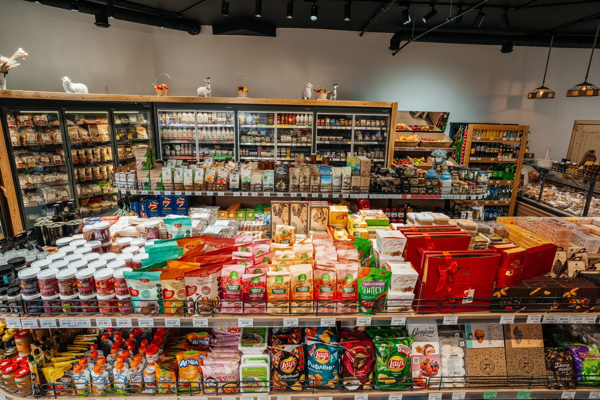 Стеллажи с продуктами в торговом зале