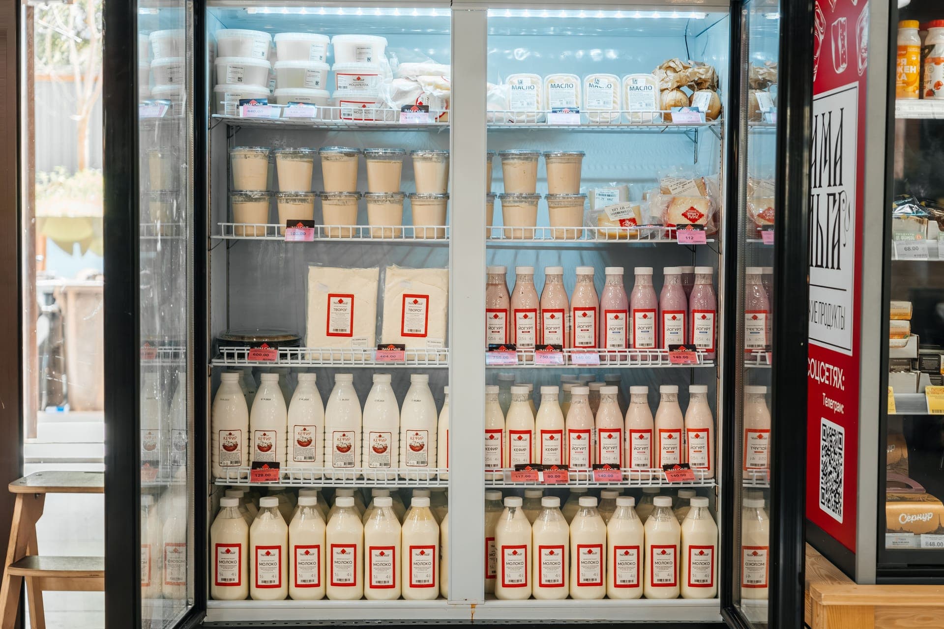 Холодильная витрина с молочной продукцией «Мама Ольга»