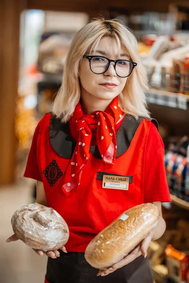 Сотрудница магазина «Мама Ольга» за работой